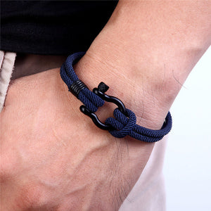 Geflochtenes Armband mit Hufeisenschnalle