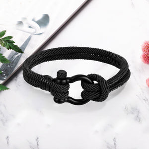 Geflochtenes Armband mit Hufeisenschnalle