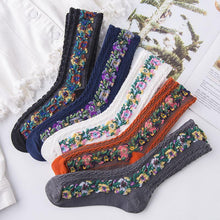 Laden Sie das Bild in den Galerie-Viewer, Vintage Socken mit Blumenstickerei (5 Paar)
