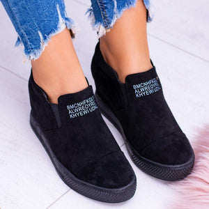 Buchstaben Slip-on-Turnschuhe mit Keilabsatz