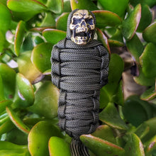 Laden Sie das Bild in den Galerie-Viewer, Paracord Mumie Messing Totenkopf Schlüsselanhänger
