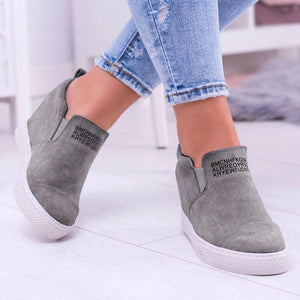 Buchstaben Slip-on-Turnschuhe mit Keilabsatz