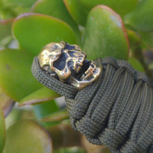 Laden Sie das Bild in den Galerie-Viewer, Paracord Mumie Messing Totenkopf Schlüsselanhänger
